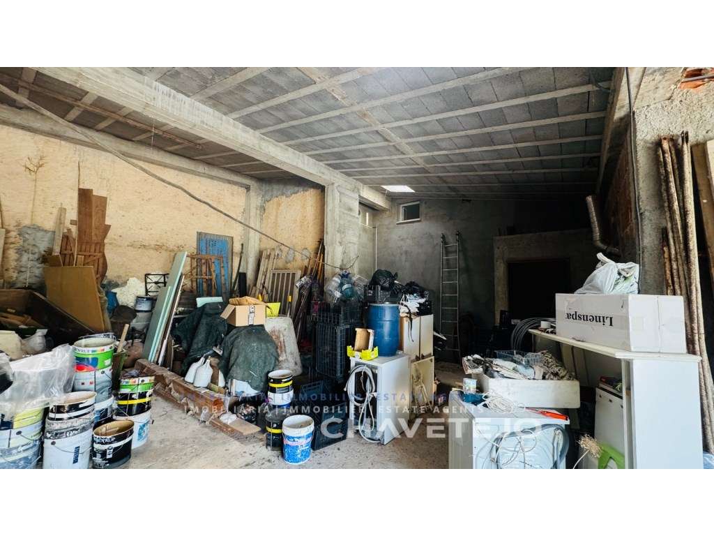 Quintinha T4 com Amplas zona para Oficinas, Terreno Plano e Enorme ...-41