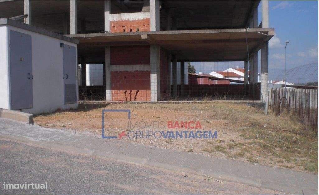 Lote de terreno com construção iniciada, para edifício de habitação... - Grande imagem: 4/12