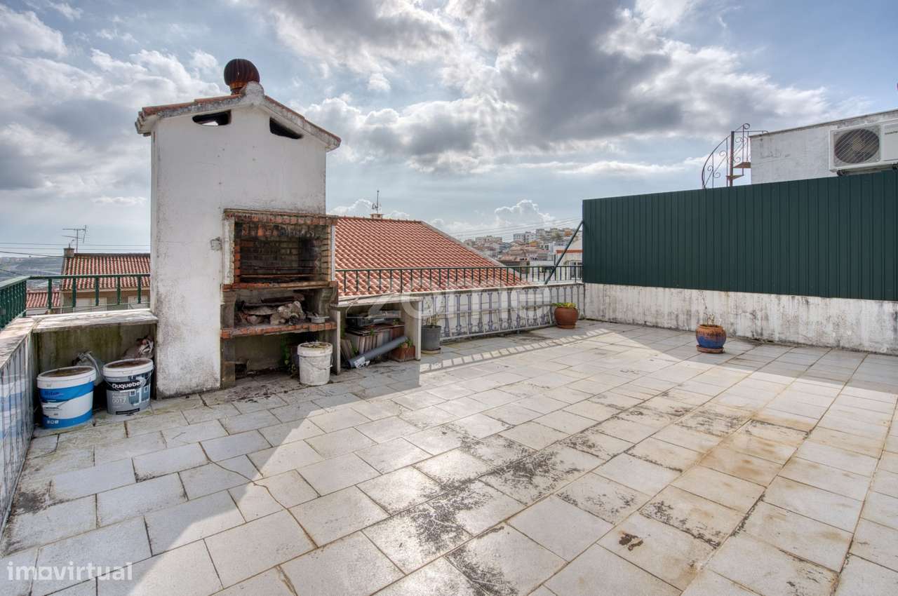 Moradia com terraço em Famões-3