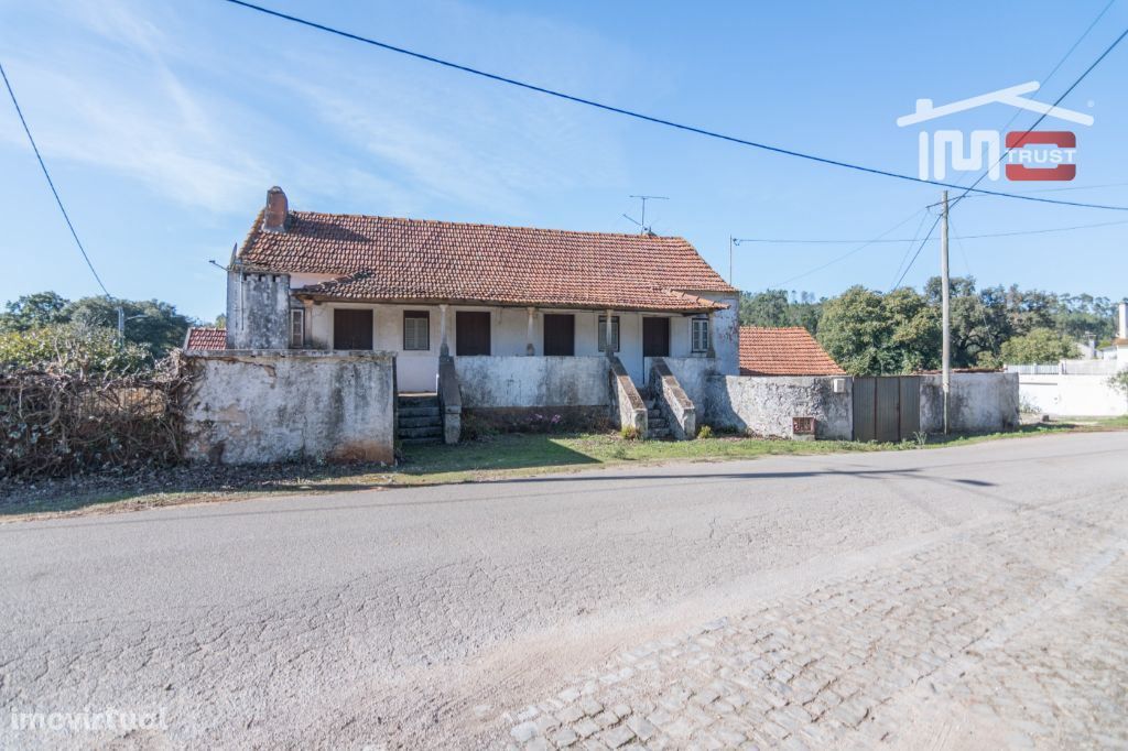 DUAS MORADIAS GEMINADAS PARA RECUPERAR EM DEMO COM AREA DE 2500 M2