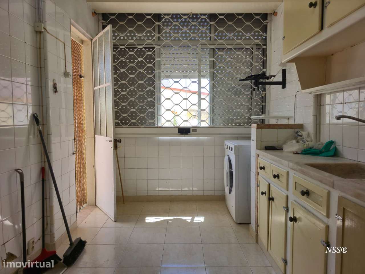Apartamento T2 com quintal e anexo na Amadora-10