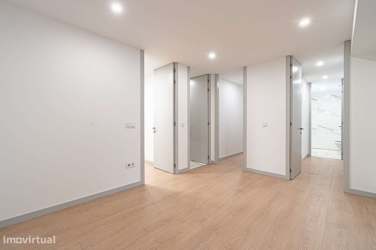 T4 amplo, 4 suites e estacionamento 4 carros – Marquês, Porto-24