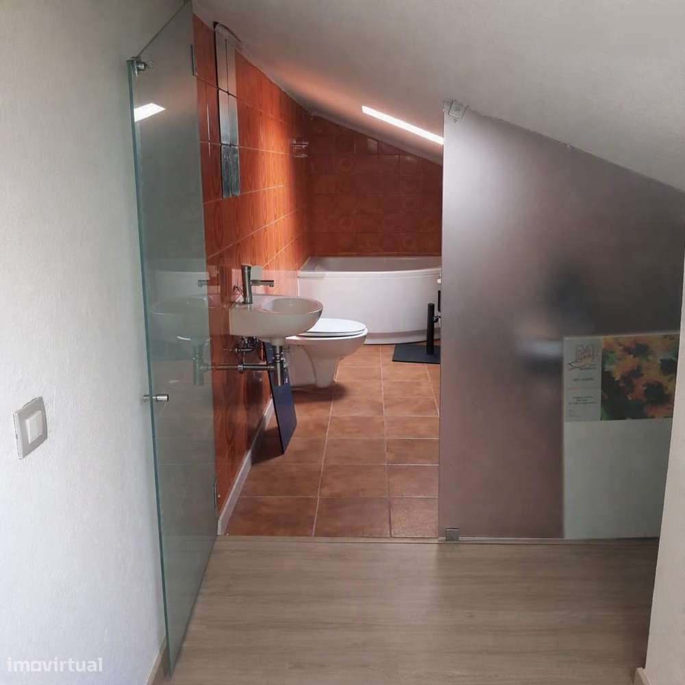 Apartamento T2 com terraço, varanda e 3 casas de banho-21