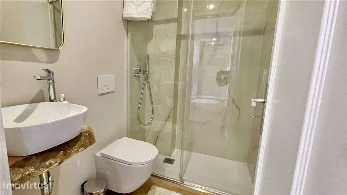 T2 remodelado-1ª linha de Mar-Mobilado e equipado-garagem-8