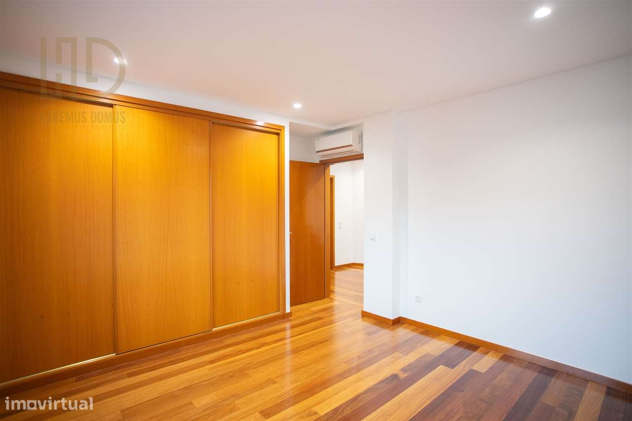Moradia T3+1 de Luxo com 405m2 a 200 Metros da Praia em Canidelo.-17