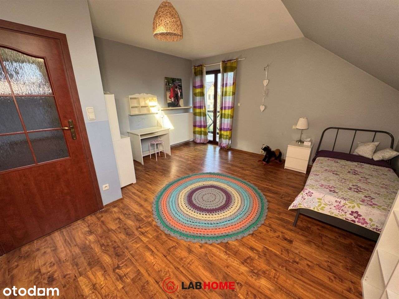 Urokliwy dom z odrobinę tajemniczym ogrodem-10