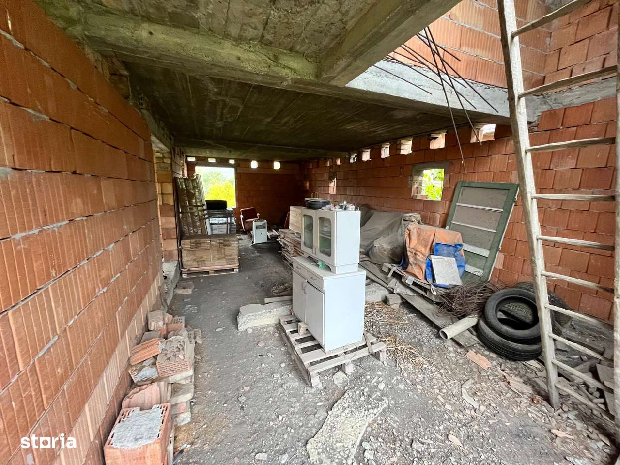 Casa in rosu la 10 km de Tg Mures, 4 camere, 3 bai si 18 arii teren - Imagine principală: 4/7