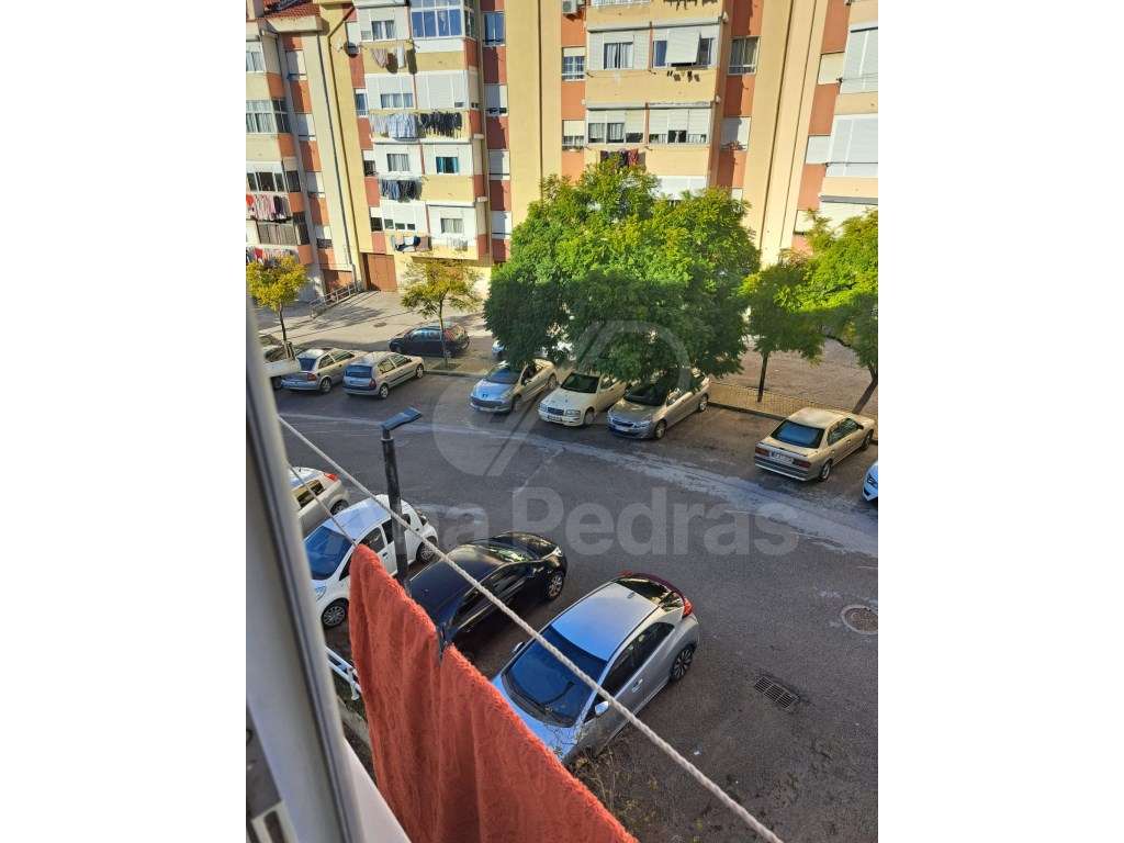 Vende-se T2 com excelente área - 87 m² - Totalmente remodelado-5