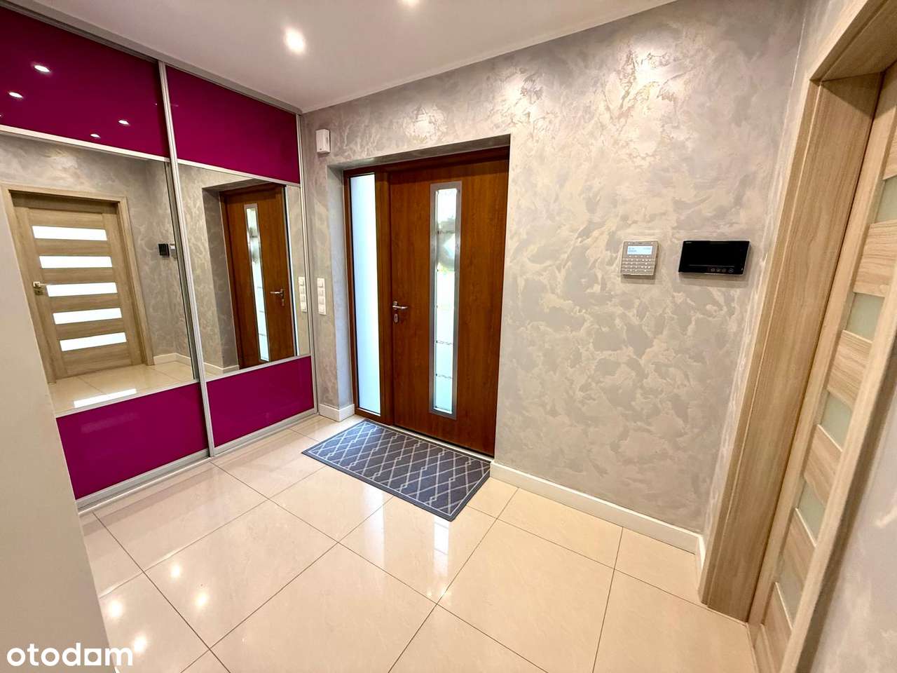 Duży dom do zamieszkania w Komarnie. Polecam-8