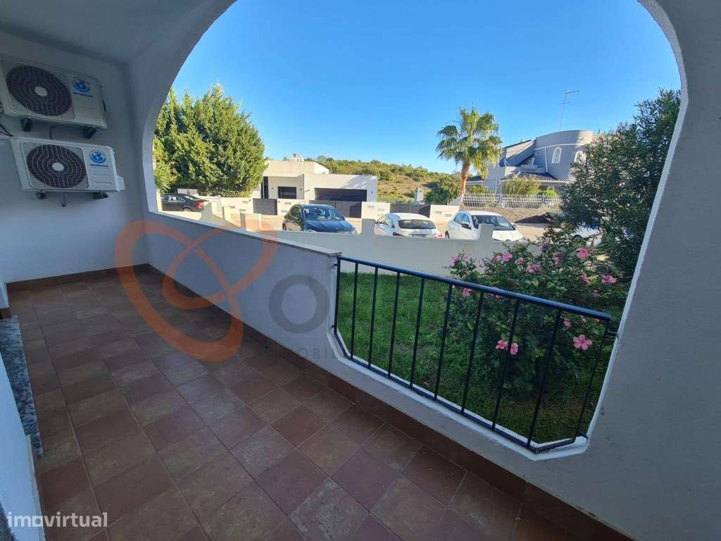 Espaçoso apartamento T1 para venda em Albufeira com piscina-1
