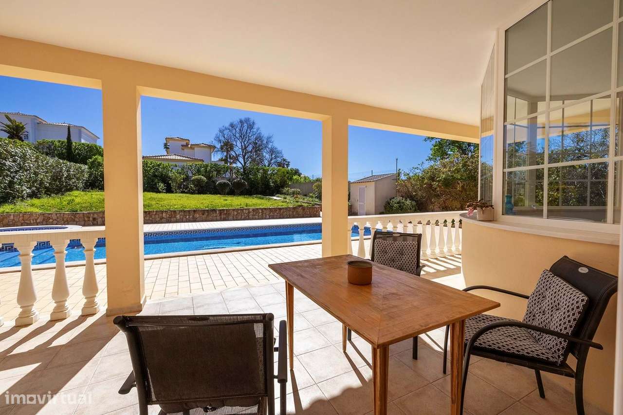 LUMINOSA MORADIA T3+1 COM PISCINA E GARAGEM PARA VENDA NA PRAIA DA LUZ - Grande imagem: 5/47