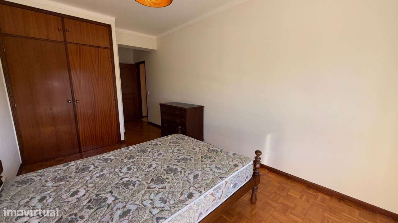 Apartamento T2 com 2 casas de banho e varanda. Junto a hipermercado...-16
