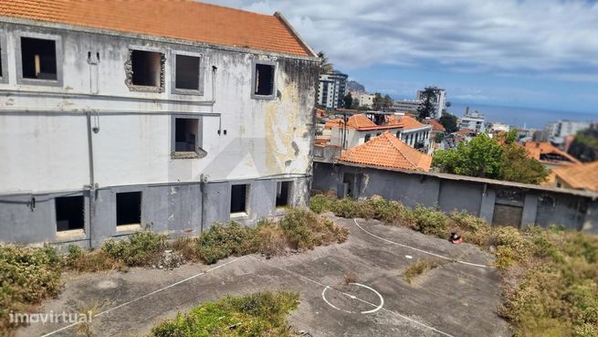 Prédio de grande volumetria no Funchal-1
