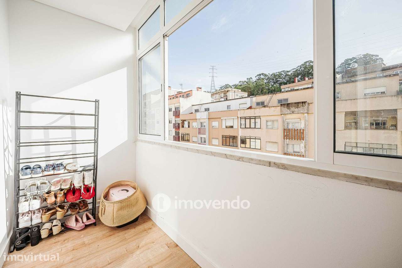 Apartamento T2 totalmente remodelado, com cozinha equipada, em Belas-25