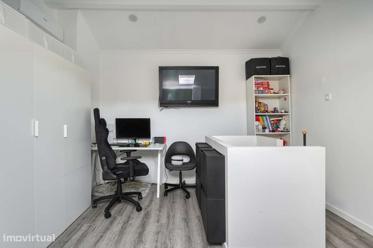 Apartamento T2+1 Totalmente Remodelado no Casal do Marco, Seixal-20
