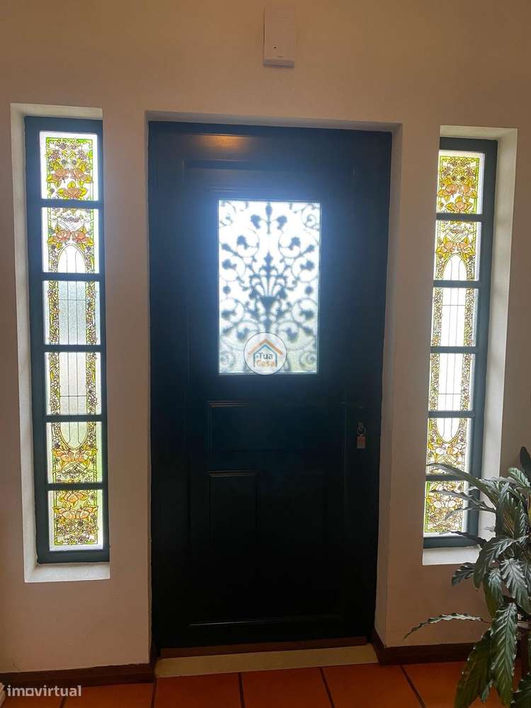 Moradia Geminada  de um dos lados do outro tem entarada e jardim em to-8
