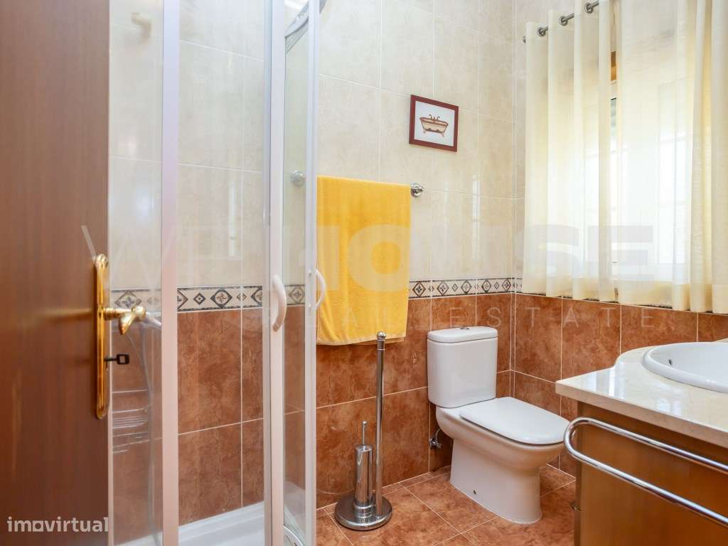 Moradia T4 com 280 m2, inserida em terreno com 2500 m2 em Palmela-16