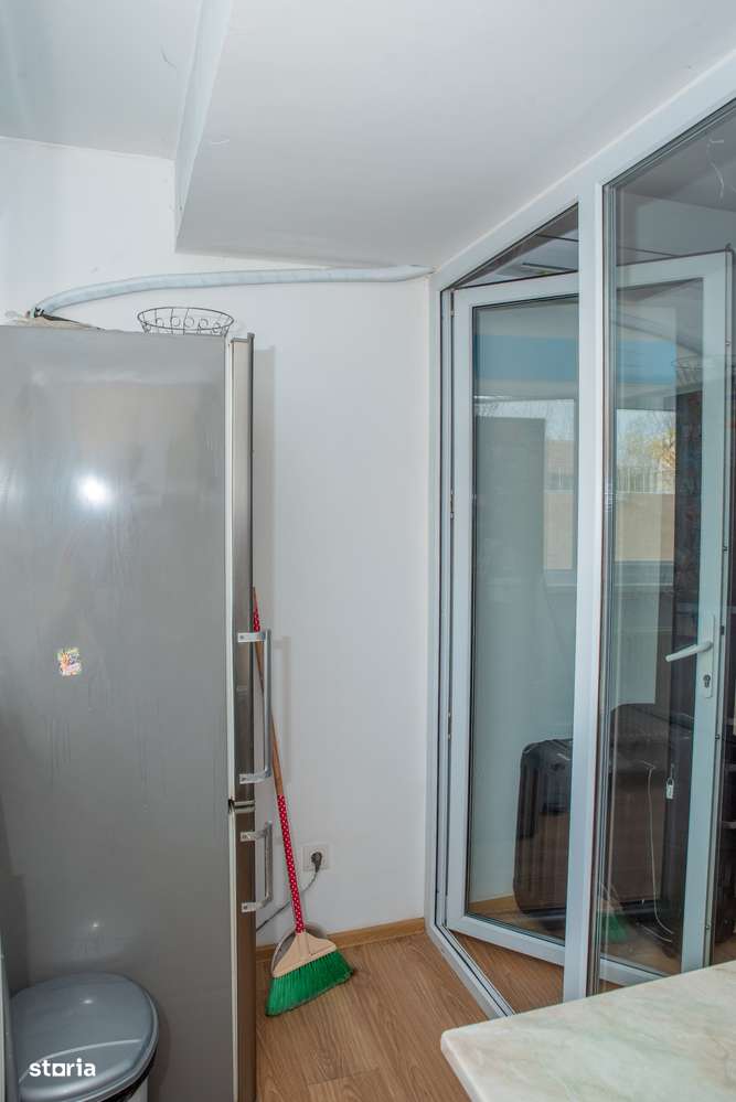 Apartament cu 3 camere în Apărătorii Patriei-6