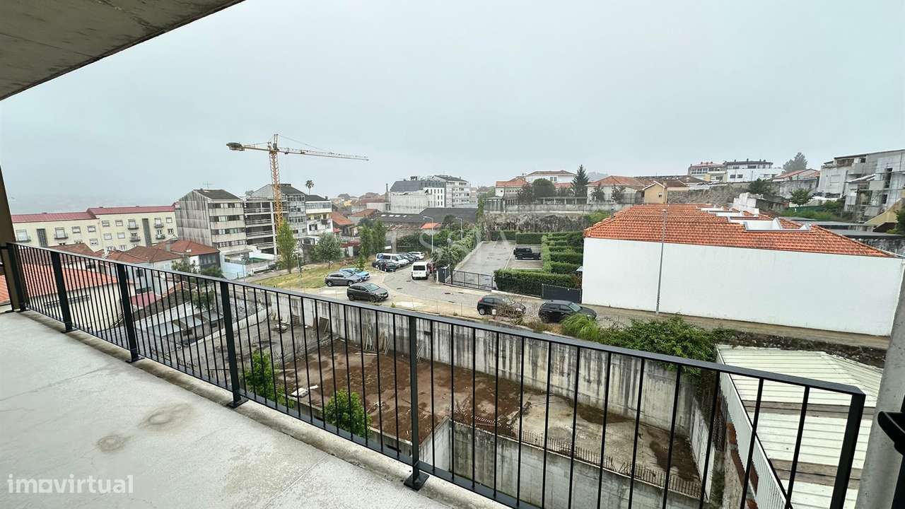 Apartamento T2 com Varanda em Campanhã-0