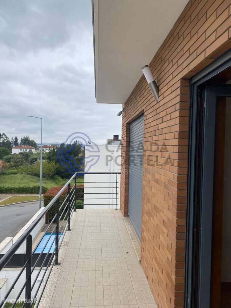 Moradia Geminada T4 em fase de  restauro, localizada em Santa Marta de - Grande imagem: 4/52