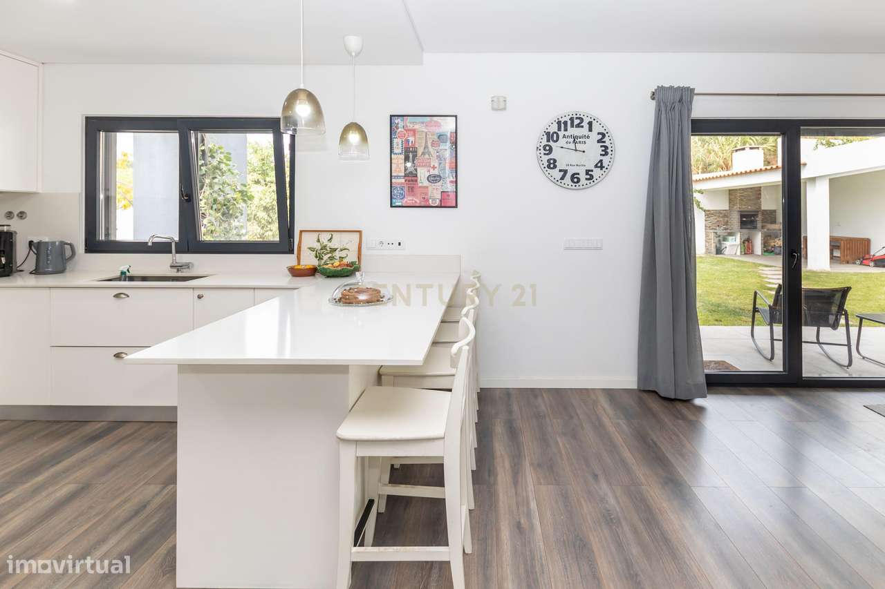 Moradia Isolada T4 de Prestígio – Bairro de São João, Sobreda-19