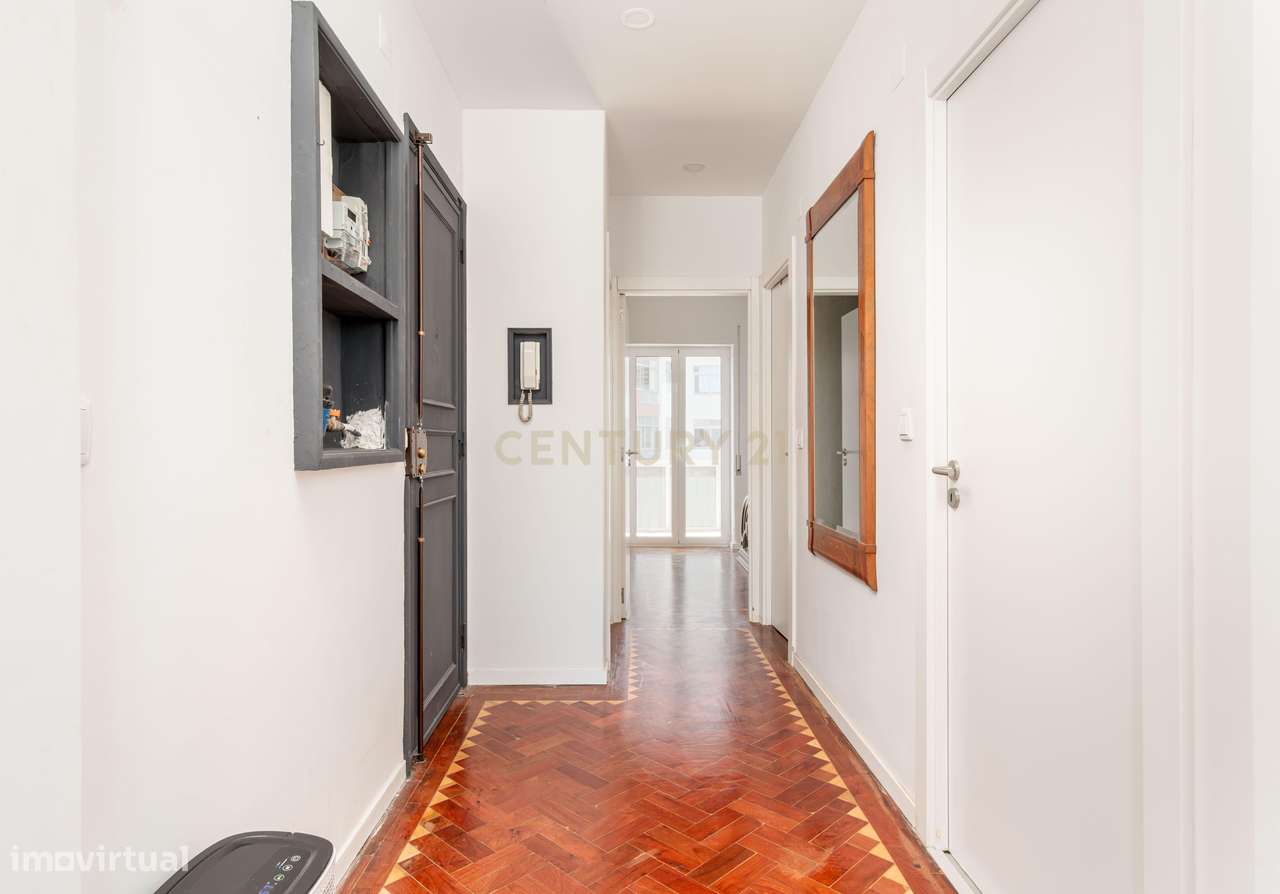 Apartamento T2 com 2 WC's e Varanda Ampla – Totalmente Renovado – Bura-26