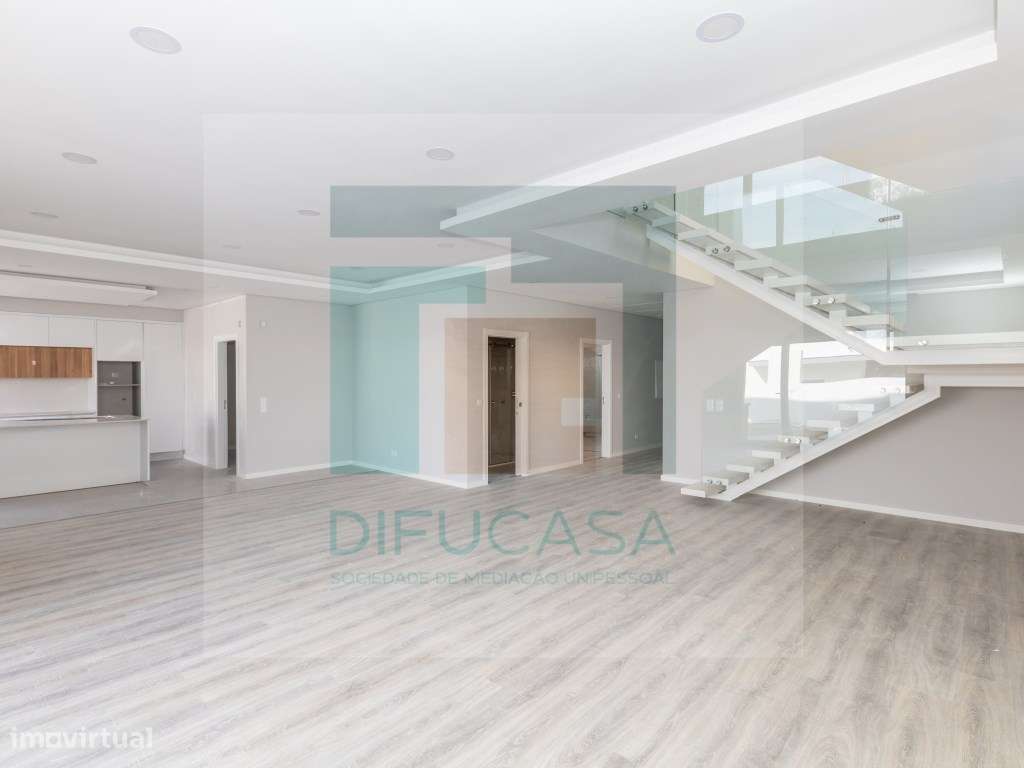 Moradia Isolada T4 Duplex com Piscina e Garagem-9