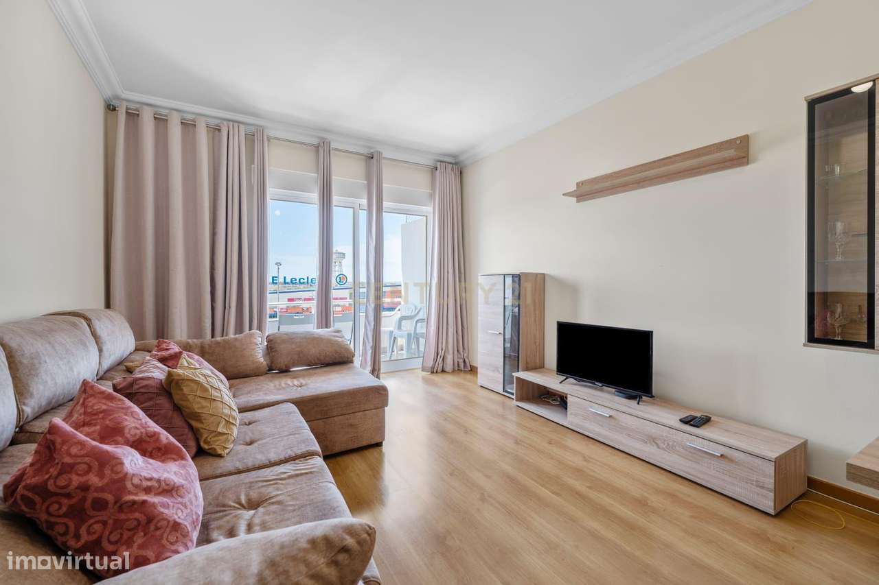 Apartamento T2 em Montijo com Parqueamento e Varandas-4