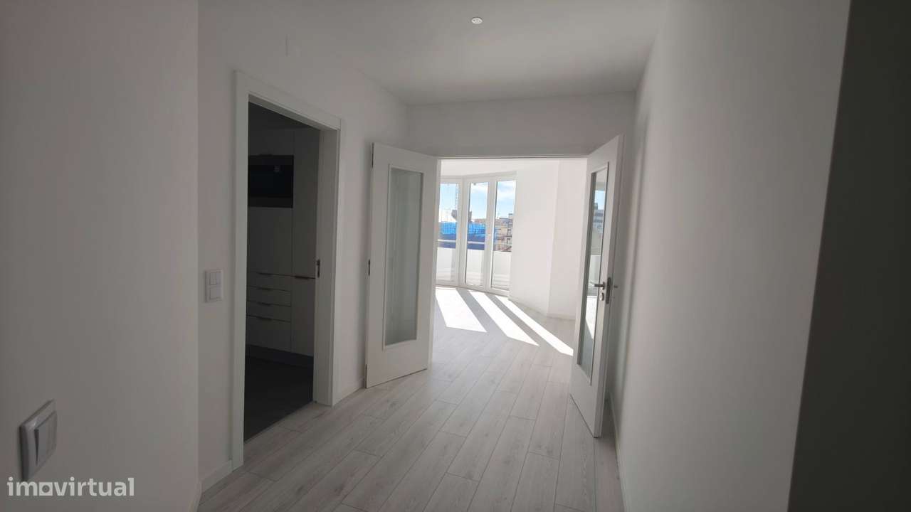 Apartamento T2 com parqueamenti e terraço. Vistas de mar-16