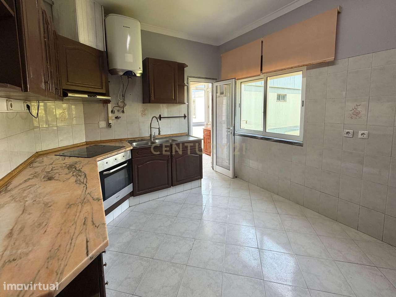 Apartamento T3 transformado em T2 | Amora-1