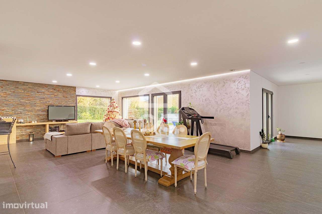 Moradia Térrea de Luxo com Cave | Conforto, Eficiência e Espaço Exteri-9