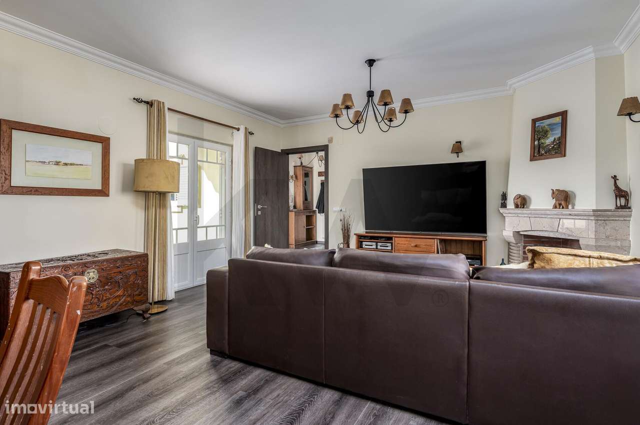 Moradia T4 Independente com Jardim – A 12 min a pé da Praia e 35 min d-24