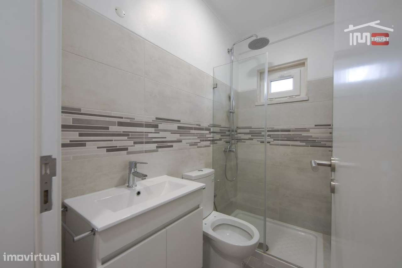 Moradia T4 de Excelência com Box para 4 Viaturas e Ótimos Acessos-25