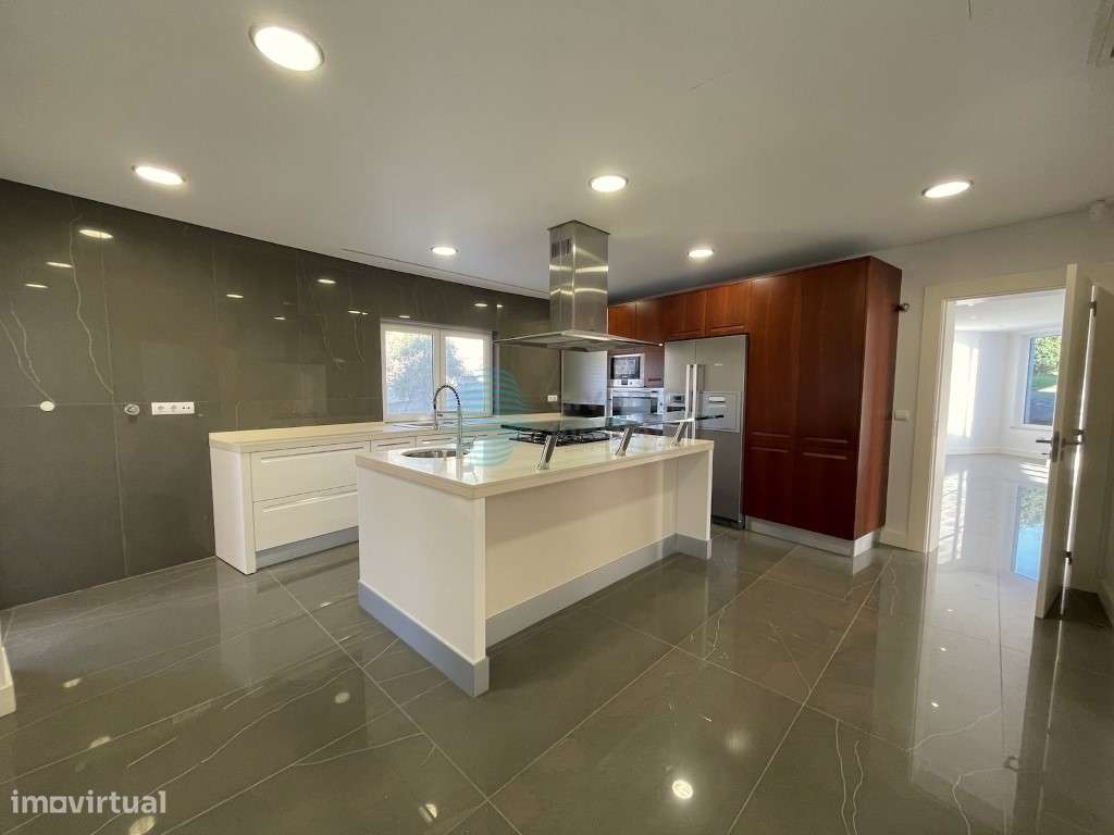 Moradia V4 com piscina em Belas - Grande imagem: 5/51