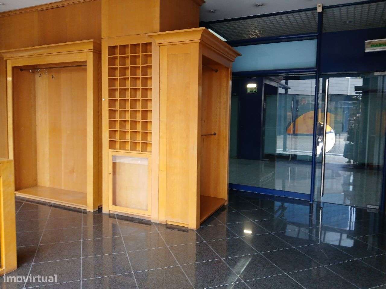 Loja junto ao metro da Praça da Galiza-Porto - Grande imagem: 3/9