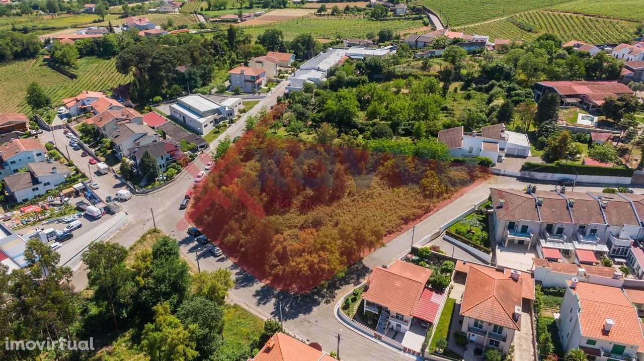 Terreno com capacidade construtiva - 8 moradias   c/ 4.000m2 -  Braga