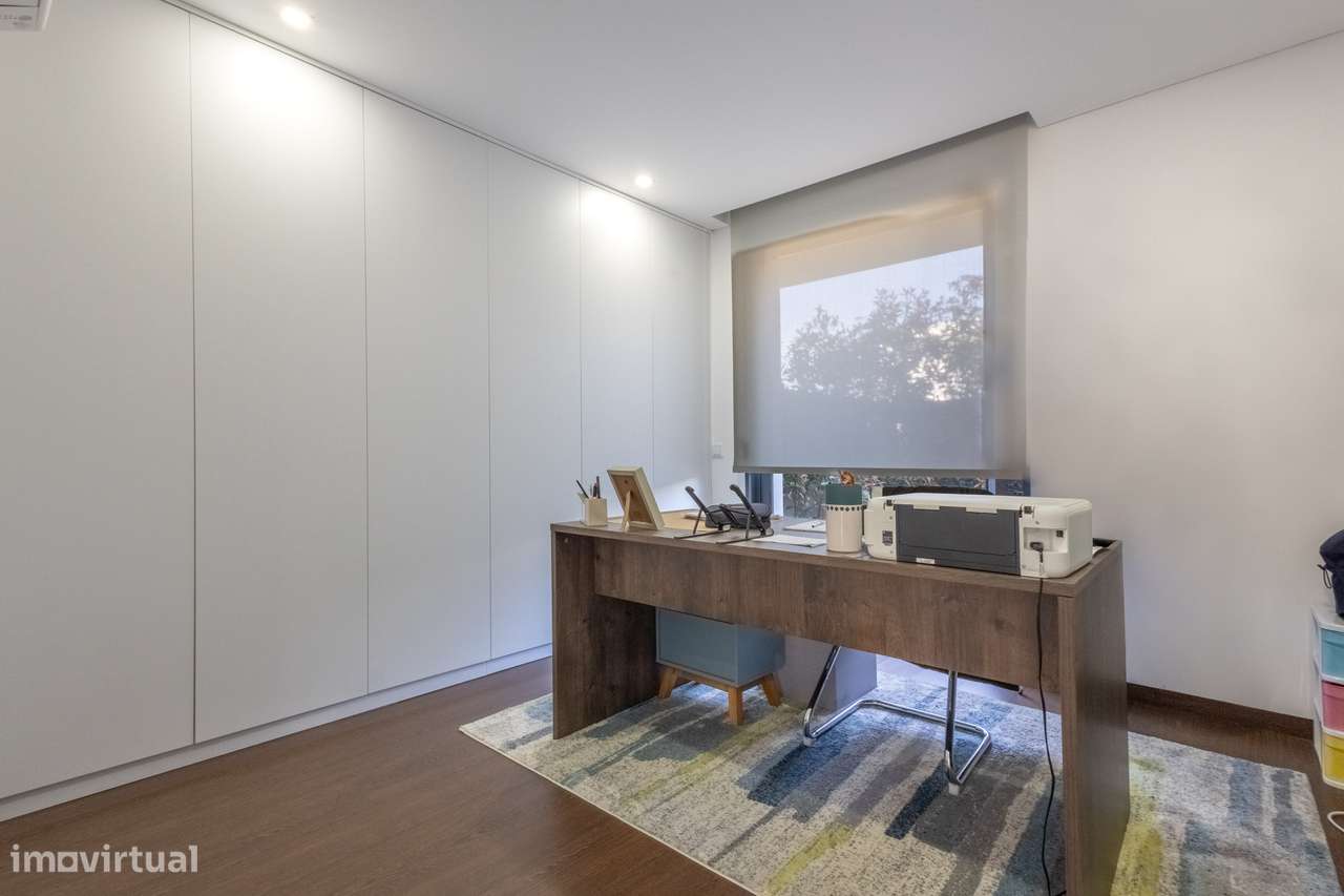 Excelente moradia moderna, local recatado com piscina-23