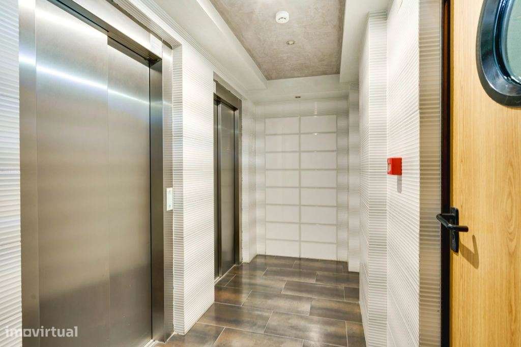 T4 de Luxo remodelado com 225 m², 2 Parqueamentos e Excelente Local...-23