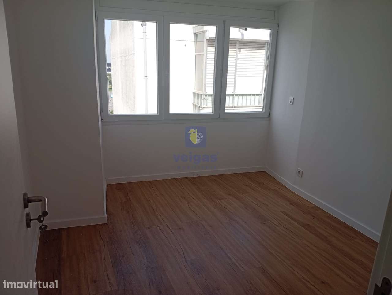 Apartamento T2 Renovado no Forte da Casa-5