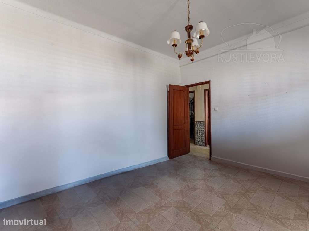 Moradia Unifamiliar de rés-do-chão e sótão, T3 com terraço e 2 quin...-6