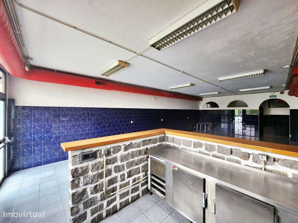 Loja muito versátil, com 2 pisos e logradouro - Grande imagem: 3/29