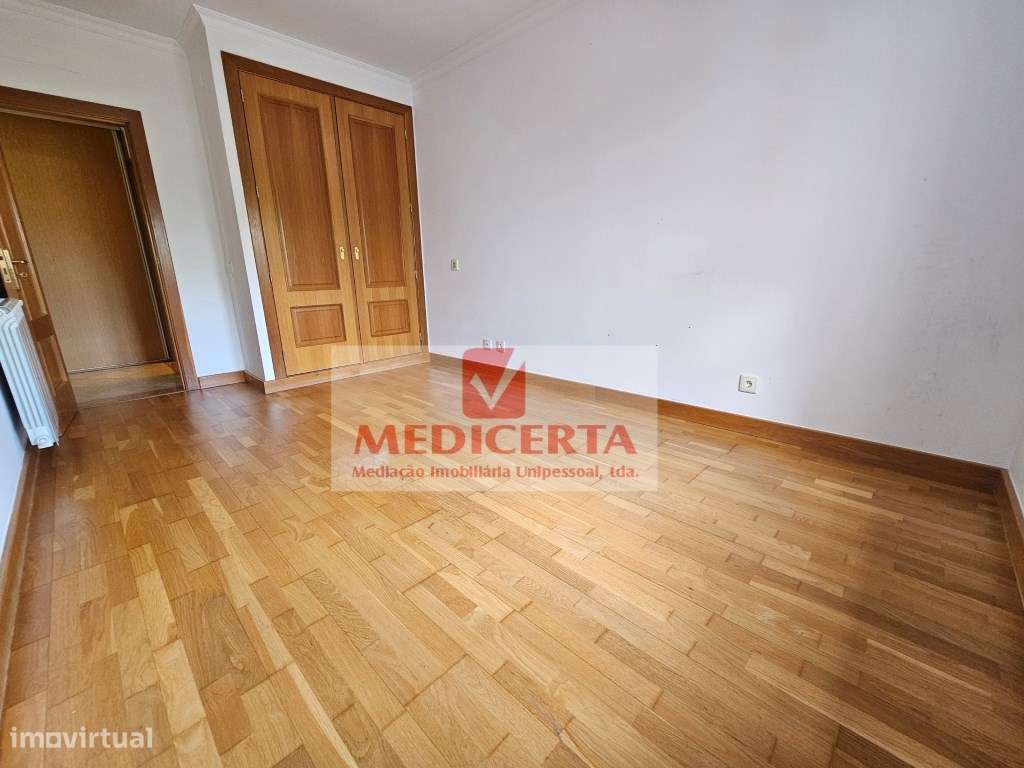 Amadora (Casas do Lago) T4 (2 Parqueamentos + Arrecadação)-13