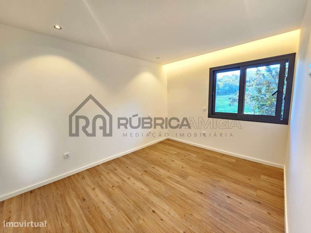 Moradia V3 renovada, com logradouro e anexo-17