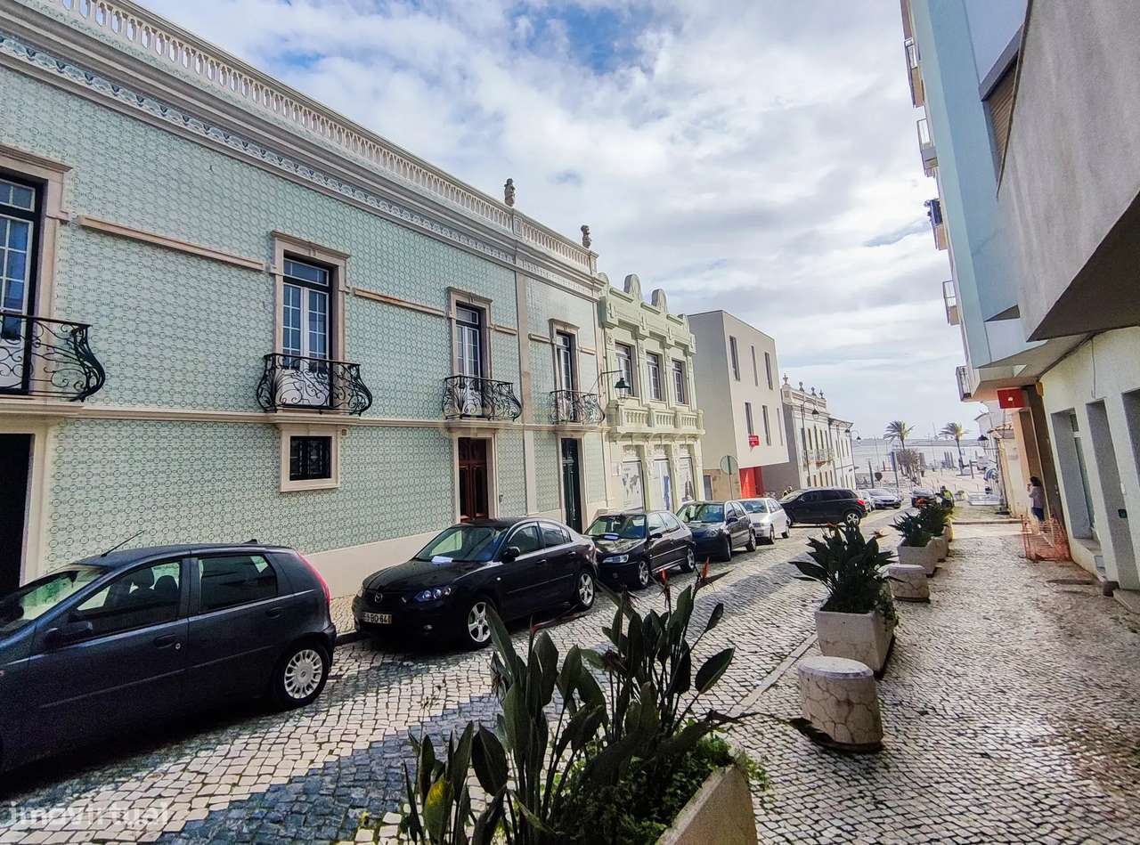 Prédio de 3 pisos de uso misto, zona ribeirinha, zona ARU.-29