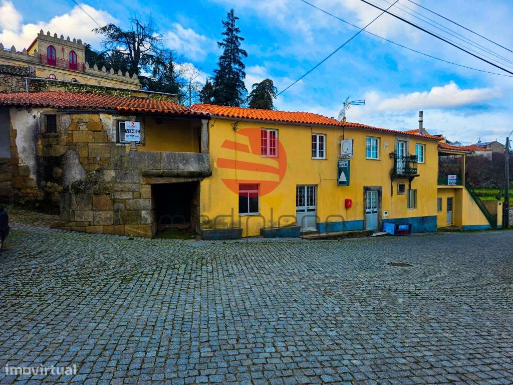 MORADIA T8 C/ LOGRADOURO, COMÉRCIO E TERENO-0