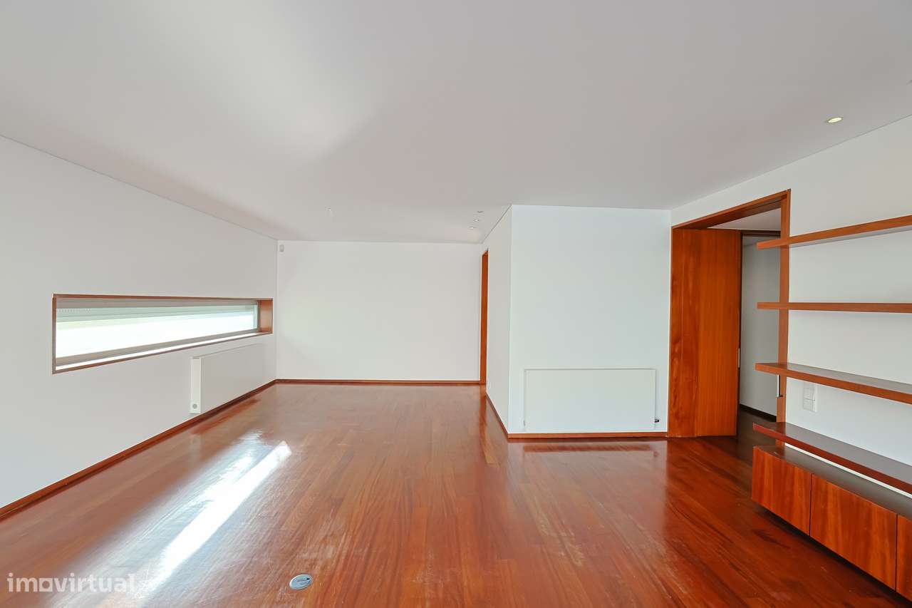 Moradia T3, Individual, c/ 3 pisos, Garagem Dupla e Jardim-7
