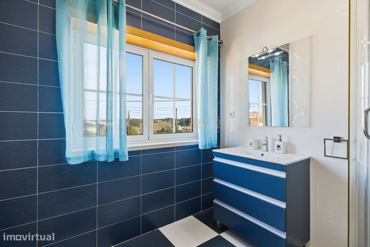 Moradia T5 com Garagem e Piscina em Miragaia, Lourinhã-32