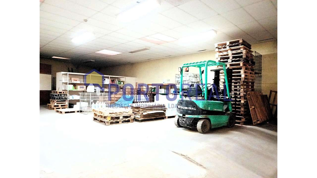 Armazém 2 entradas na Rua Zambeze- Porto-13