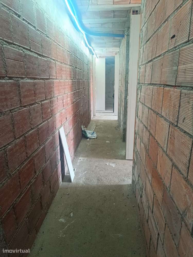 Moradia térrea isolada de 4 frentes em construção-10