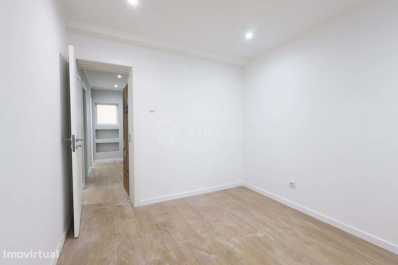 OPORTUNIDADE ÚNICA NA AMADORA – IMÓVEL TOTALMENTE REMODELADO COM LOGR - Grande imagem: 4/20